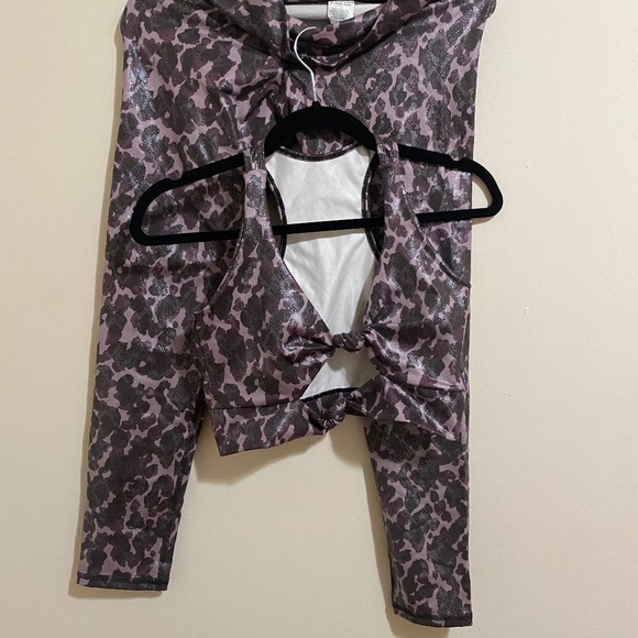 activewear - Picture 1 of 2